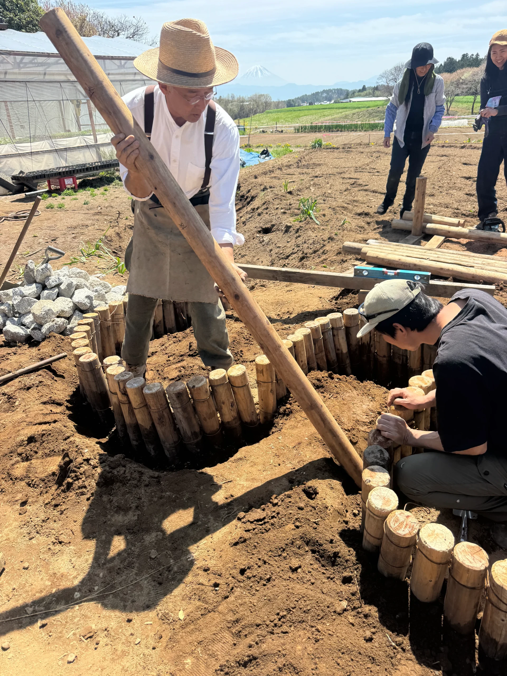 八ヶ岳南麓でのキーホールガーデン作りの様子